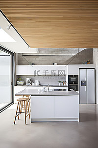 带白色台面和白色厨房用具包括冰箱的大厨房