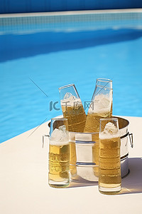 一罐啤酒被放在泳池前的冰上