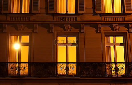灯光夜景背景图片_夜间公寓楼的窗户