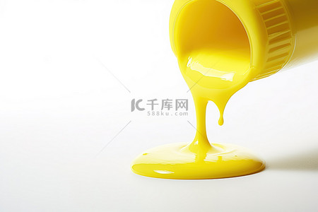 一个黄色指甲油瓶，里面有黄色油漆倒出