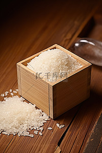 称重背景图片_棕色木质表面的木箱里的米饭