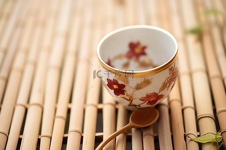 茶叶尖龙井背景图片_装满鲜花的小茶杯