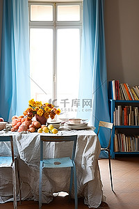 这是一张带蓝色椅子的木制餐桌
