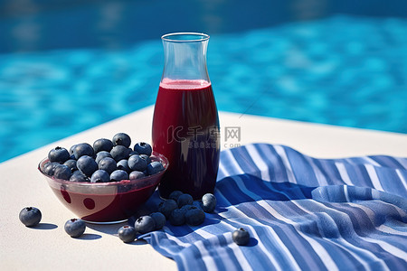 泳池边的蓝莓汁冰沙