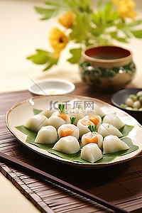 小饺子背景图片_小饺子放在盘子里靠近筷子的地方