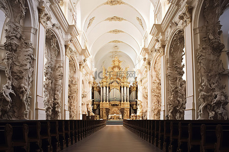 欧洲背景图片_教堂的内部有一些白色的天花板和雕刻的雕像