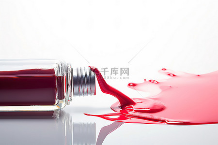 美甲背景图片_红色液体来自一瓶液体并位于白色顶部