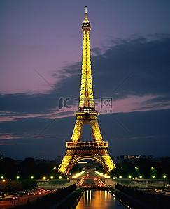 黄昏时分的埃菲尔铁塔 巴黎埃菲尔铁塔的照片