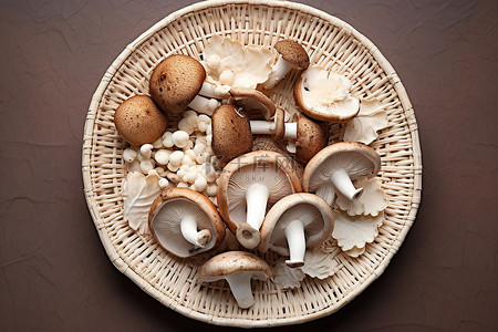 一盘蘑菇和一个碗
