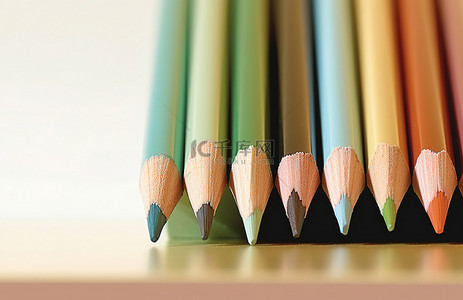 各种彩色铅笔排成一排放在上面