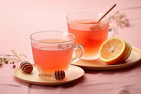 两个装满果汁和水果的小杯子放在蜂蜜和蜂蜜棒旁边