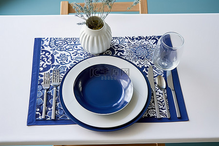 蓝蓝色餐桌上设置的餐巾和餐垫