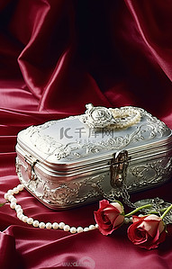 银色项链背景图片_银色首饰盒和缎面玫瑰 PGDHD