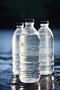 饮用水背景图片_三个塑料瓶饮用水放在平坦的表面上