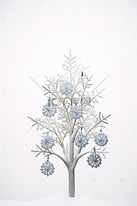 一棵美丽的白色和蓝色冬季风格小树，顶部有雪落装饰