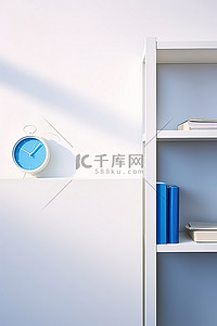 家具蓝色背景图片_在白色的墙上，书旁边有蓝色的时钟