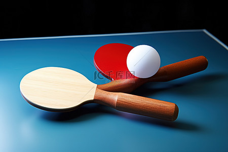 桌子上的网球拍和球