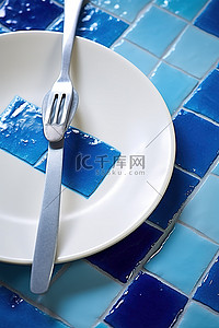 蓝色工具背景图片_餐厅盘子里的蓝色勺子