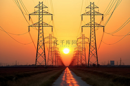 日落时布满高压电线的发电站