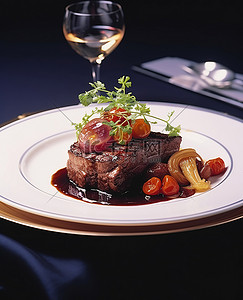 干冰冒烟的牛肉背景图片_桌上放着牛肉和蔬菜的盘子