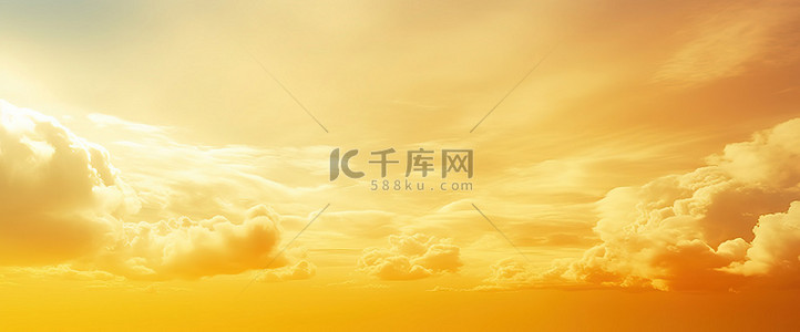 黄色的天空和云朵照片