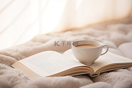 在白地毯上打开的书旁边看书杯咖啡