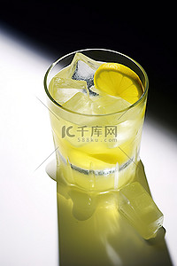 一杯柠檬汁放在冰块上
