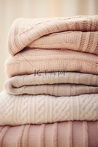 四件毛衣叠在一起