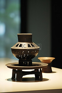 遗物背景图片_博物馆桌子上的两个陶器