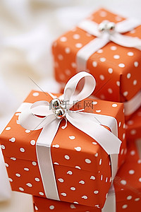礼物礼物盒背景图片_一些用红色或蓝色包装纸包裹的结婚礼物，上面有相配的圆点