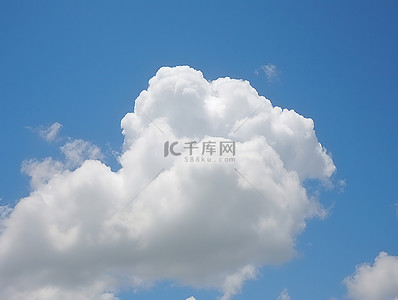 白云移动背景图片_一朵白云在天空中缓慢移动