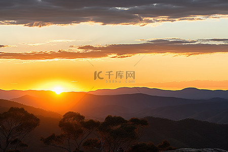 山脉背景背景图片_太阳正在落山