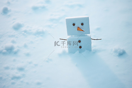 可爱雪人图片背景图片_雪人是在寒冷的天气里用手臂和双手堆成的