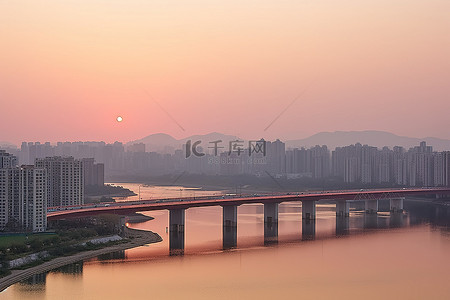 长津湖拼搏背景图片_长山南首尔地质隧道西侧