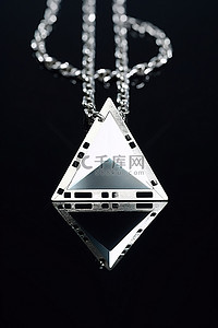 带有银链的银色金字塔形项链