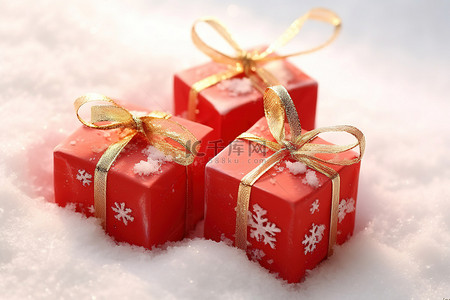 雪地上的红色圣诞礼物