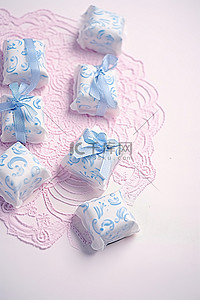 手抄报边框图案背景图片_白色图案上的一排蓝色糖果