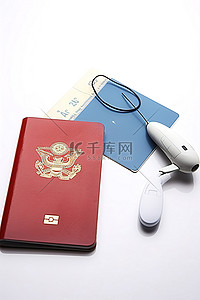 带有门票的护照和白色背景上的无线鼠标