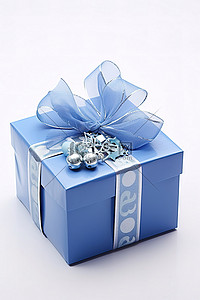 一个蓝色的礼品盒，包装并装饰有礼品标签