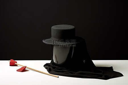带卡片和围巾的黑帽子