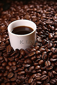 咖啡豆中烘背景图片_一杯咖啡存在于一堆烘焙过的咖啡豆中