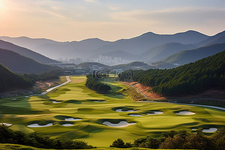 园林背景图片_风景优美的山谷，有山脉和高尔夫球场