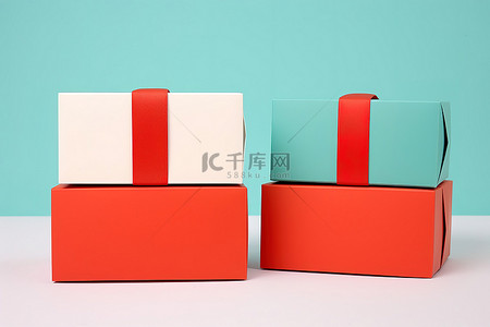 一对附有卡片的红色盒子