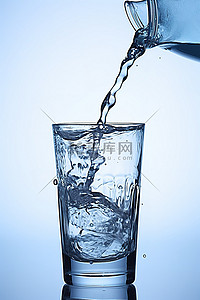 蓝色背景下的水倒入玻璃杯中