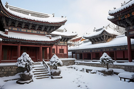 冬天古建筑背景图片_一个小庭院，建筑物被雪覆盖，被雪覆盖