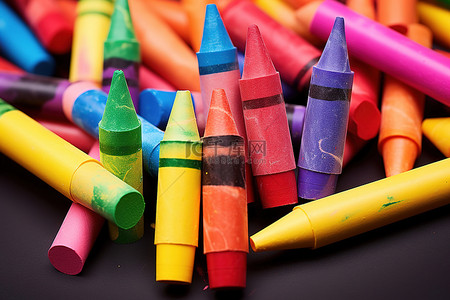 彩色蜡笔，上面写着“想象”一词