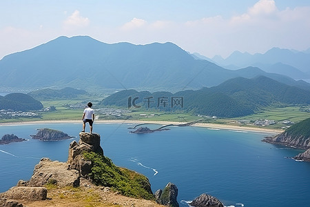 这个人坐在岩石顶上