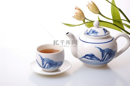 白壶，白色郁金香花和蓝色杯蓝茶
