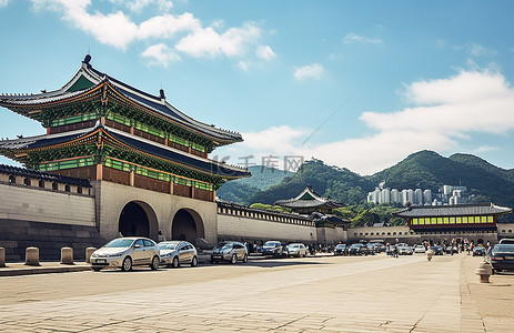 天空汽车背景图片_街道旁边有一座大宫殿，周围停满了汽车