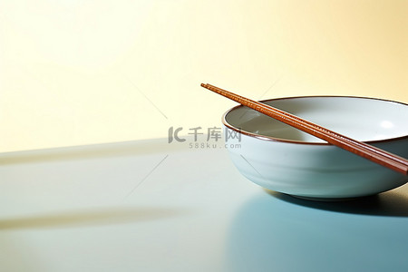 白色碗里放着一根棕色筷子